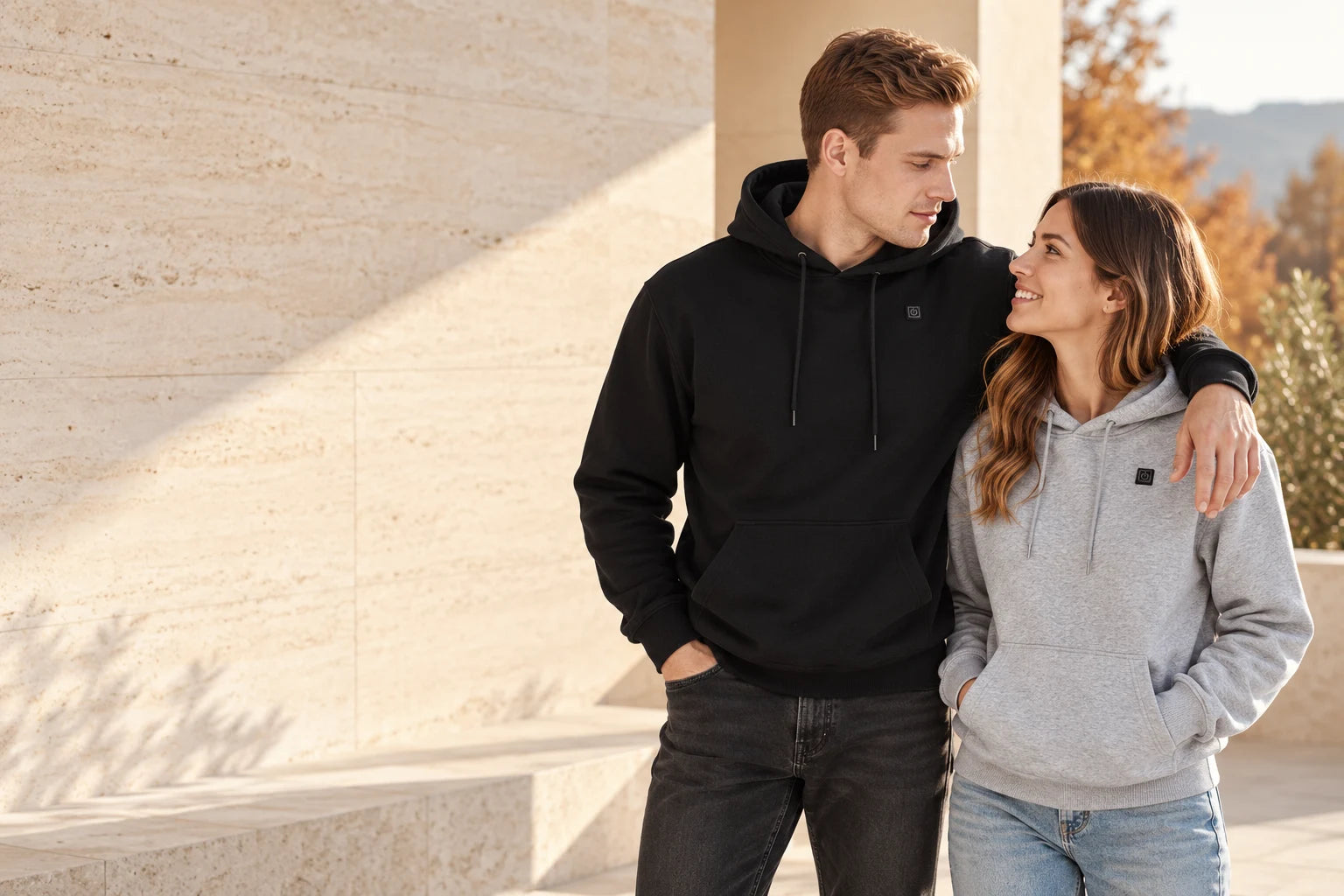 SmartJacket Kampagnenmotiv mit beheizbaren Hoodies in Schwarz und Grau