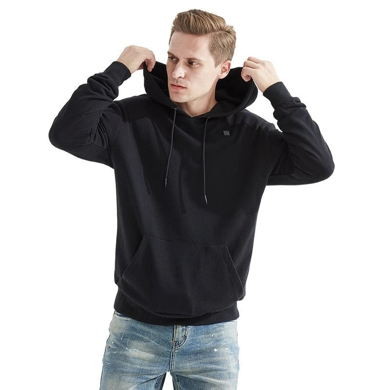 Schwarzer SmartJacket Hoodie mit Heizknopf, getragen